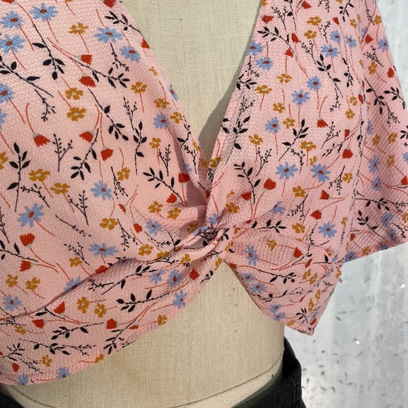 Flower Twist Crop Top - Picture 6 of 6